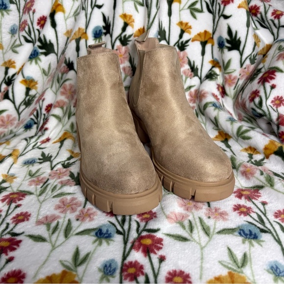 Soda Shoes - Soda Chunky Chelsea Ankle Boots in Light Brown